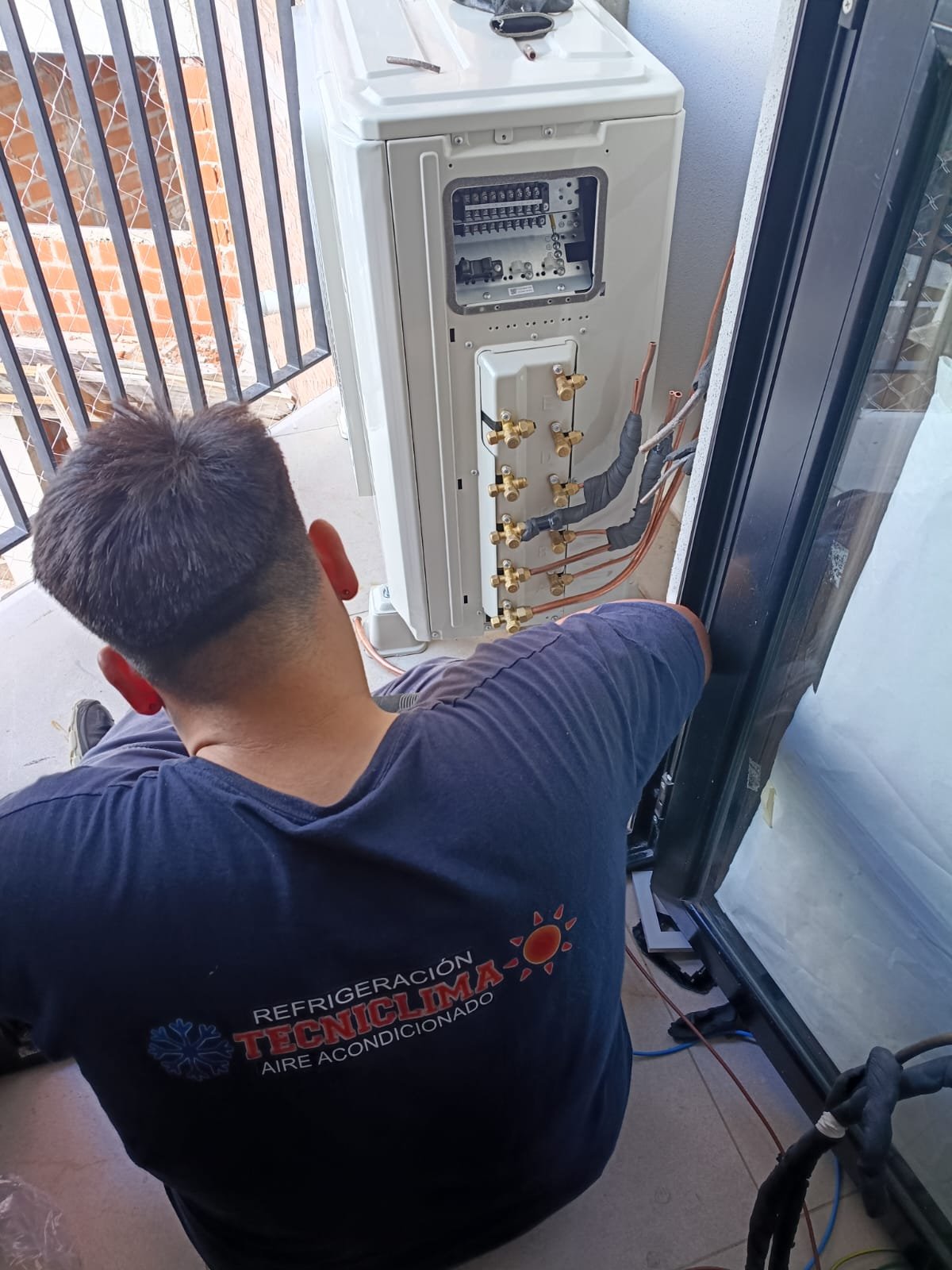 Trabajo de instalación y refrigeración por Tecniclima